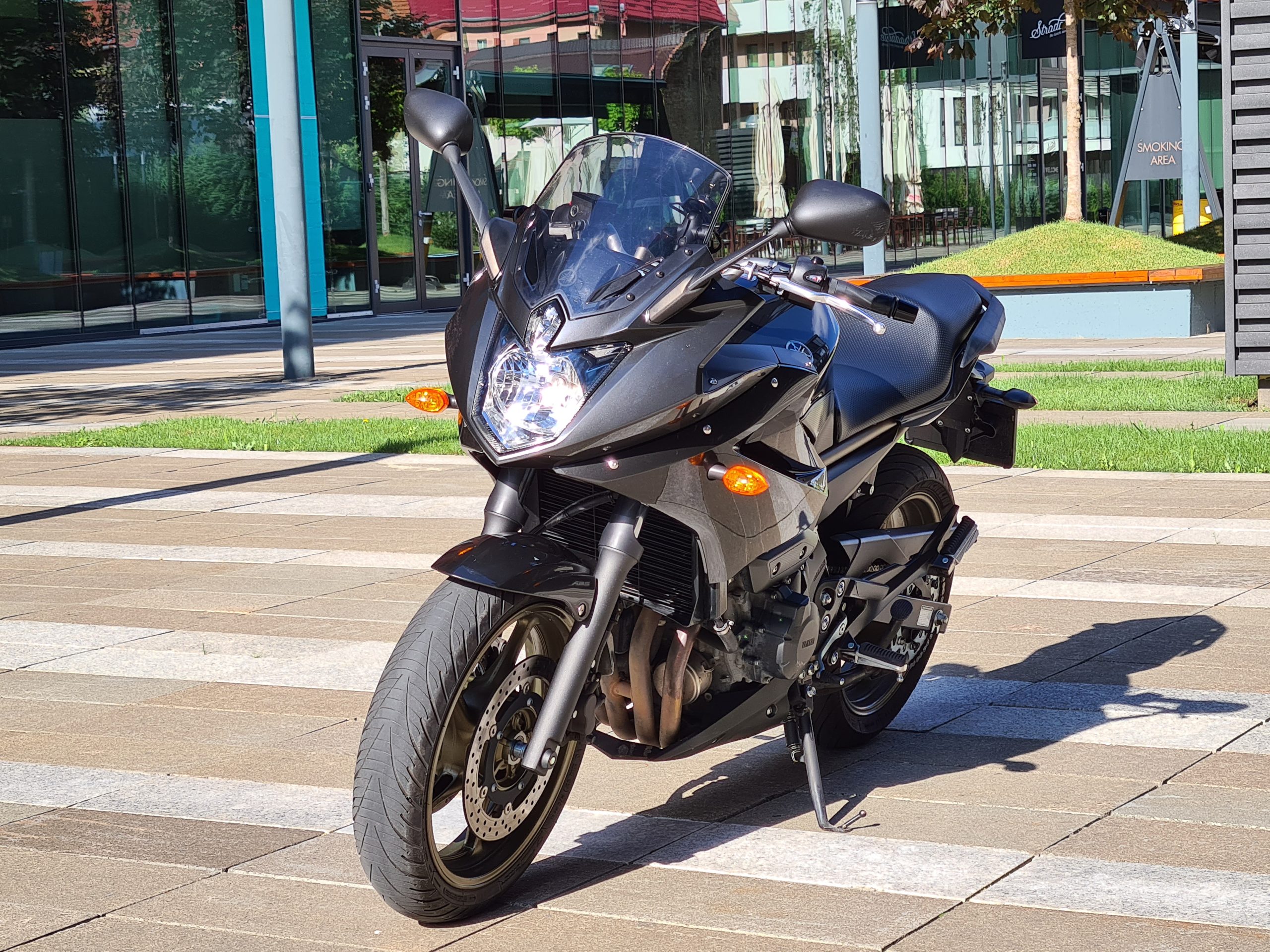 Motocicleta Yamaha XJ6 Diversion 600 cmc