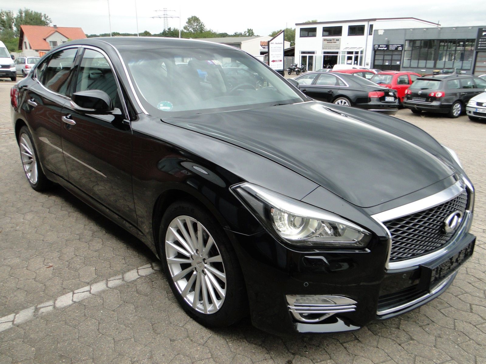 Infiniti Q70 2.2L Premium Tech