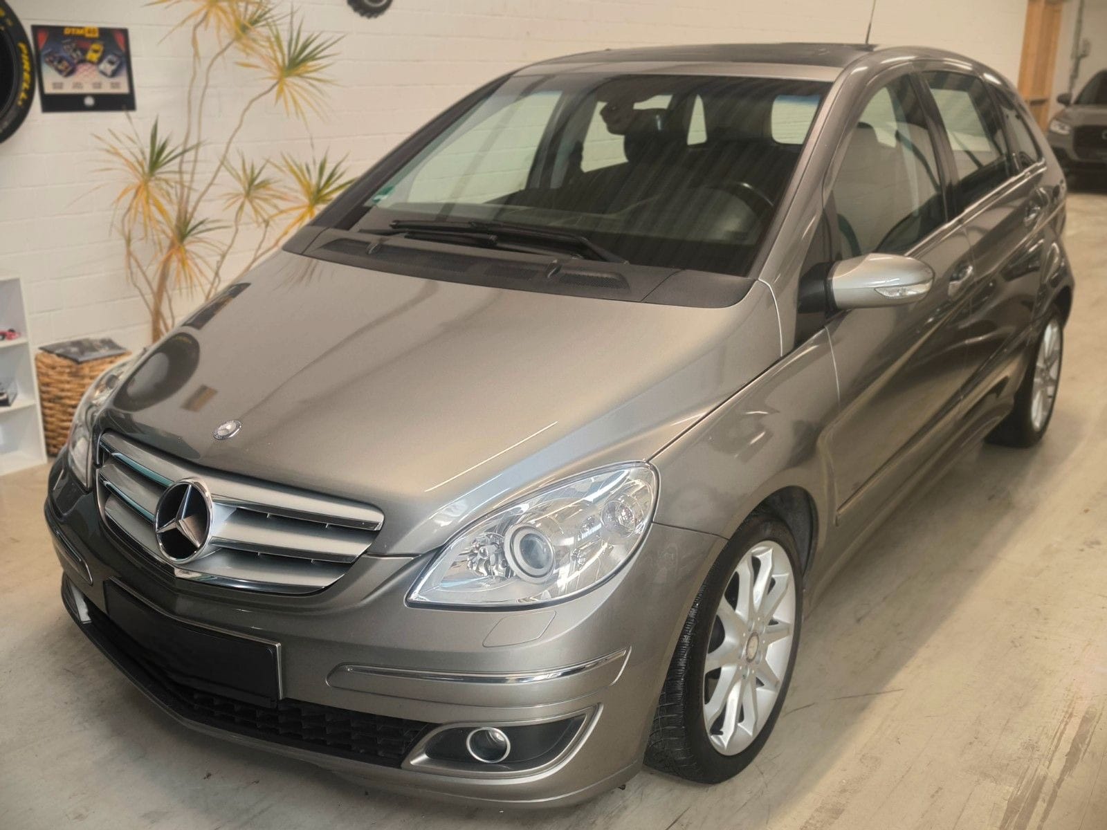 Mercedes-Benz B 180