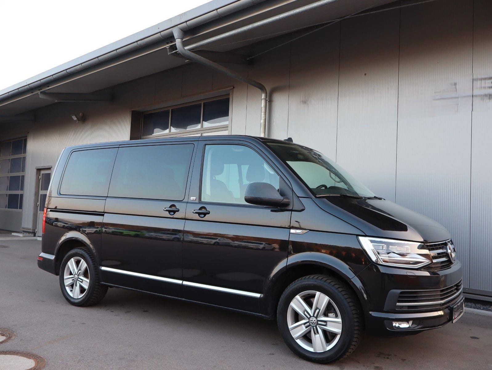 Foto Euro 6 Volkswagen T6 Multivan DSG 4MOTION 2017